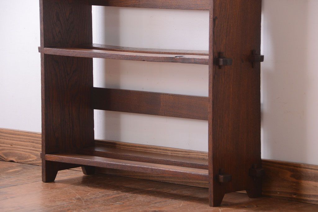 アンティーク家具　和製アンティーク　透かし彫りがモダンな古い木の本棚