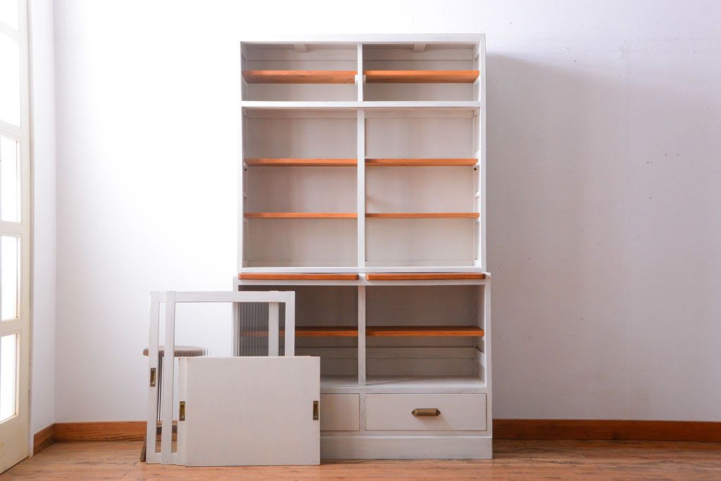 アンティーク家具　アンティークペイント　モールガラス入りのシンプルなカップボード