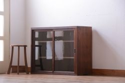 アンティーク家具　和製アンティーク　古い木製のシンプルなガラス引き戸収納棚(2)