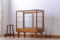レトロ家具　昭和レトロ　古いナラ材の脚付きガラスケース