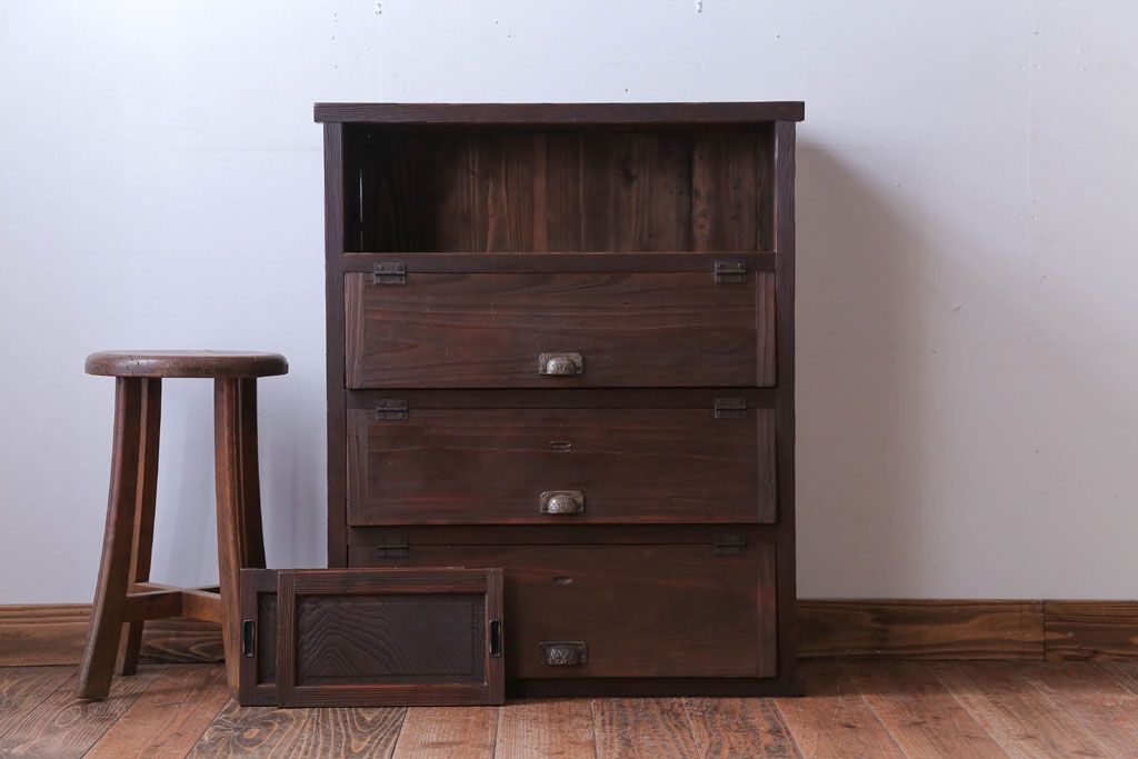レトロ家具　昭和レトロ　古い木の小ぶりなパタパタ収納棚(下駄箱)