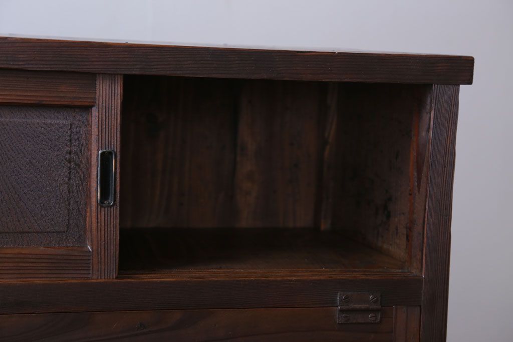 レトロ家具　昭和レトロ　古い木の小ぶりなパタパタ収納棚(下駄箱)