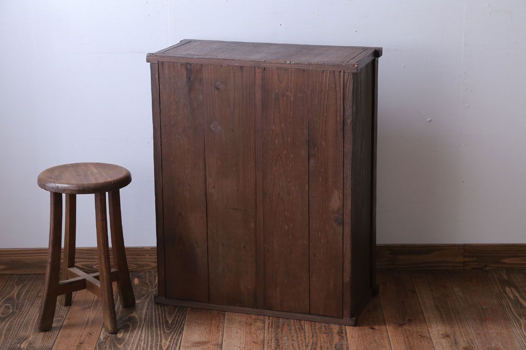 レトロ家具　昭和レトロ　古い木の小ぶりなパタパタ収納棚(下駄箱)