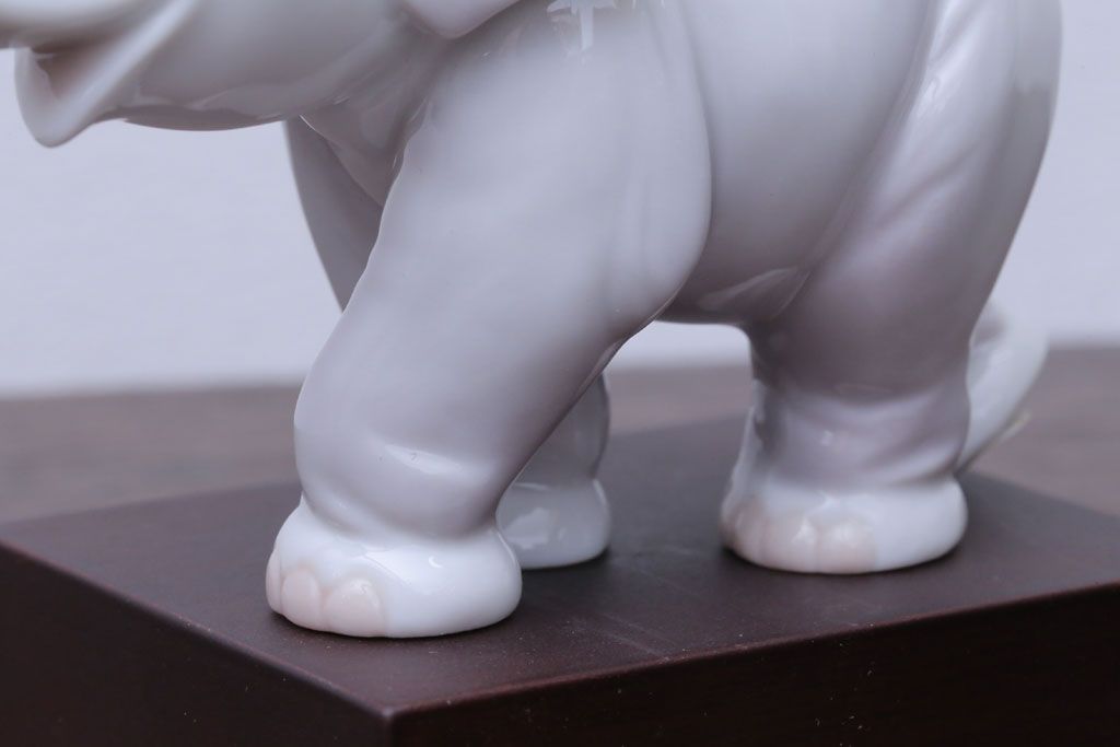 アンティーク雑貨　美品・リヤドロ(LLADRO)象の置物(幸運のゾウ/ラッキーエレファント)・箱付き