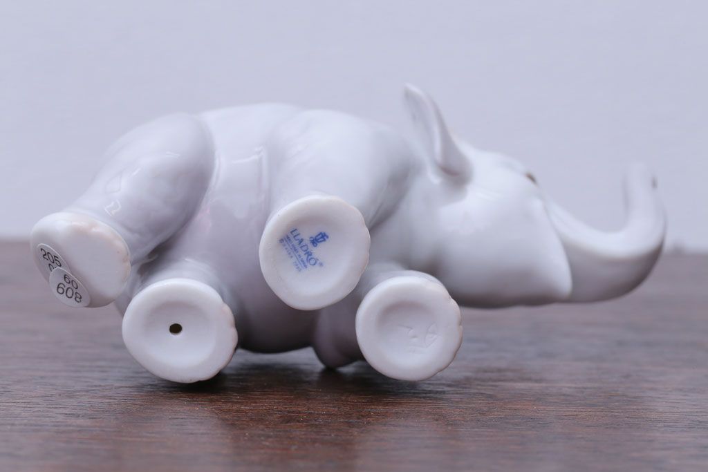 アンティーク雑貨 美品・リヤドロ(LLADRO)象の置物(幸運のゾウ アンティーク雑貨 美品・リヤドロ(LLADRO)象の置物(幸運のゾウ