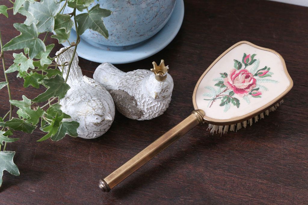 アンティーク雑貨　イギリスアンティーク　バラの刺繍のブラシ