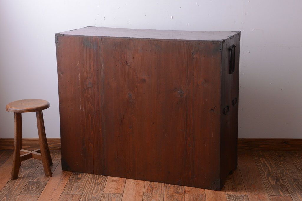 アンティーク家具　古民具・骨董　前面栗材!大きな金具の古い衣装箪笥