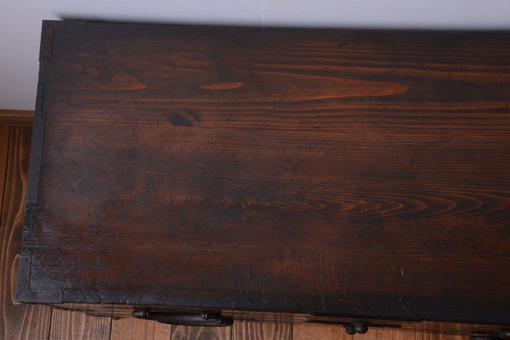 アンティーク家具　 アンティーク　古い木の質感が味わい深い、鉄脚付き時代箪笥ローボード(1)