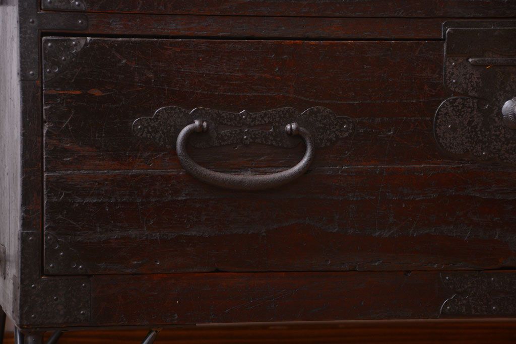 アンティーク家具　 アンティーク　古い木の質感が味わい深い、鉄脚付き時代箪笥ローボード(1)