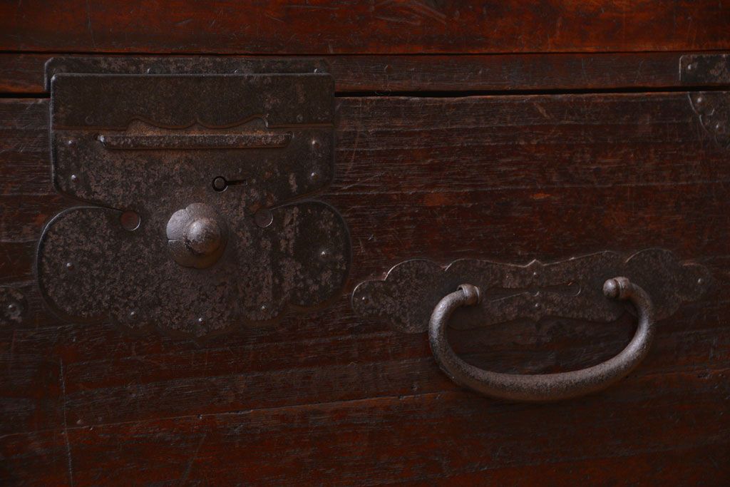アンティーク家具　アンティーク　古い木の質感が味わい深い鉄脚付き時代箪笥ローボード(2)