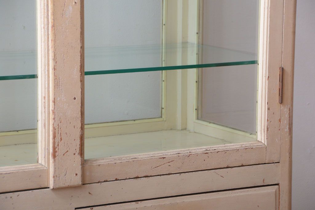 アンティーク家具　アンティーク オリジナルペイントの大振りなケビント(ガラスケース、キャビネット)