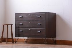 アンティーク家具　アンティーク　前面栗材の鉄脚付きローチェスト(ローボード)