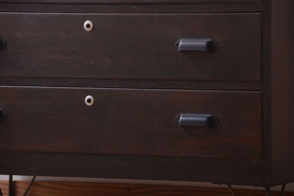 アンティーク家具　アンティーク　前面栗材の鉄脚付きローチェスト(ローボード)