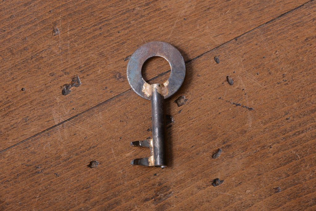 アンティーク家具　古民具・骨董　漆が美しい前面欅材の仙台箪笥(衣装箪笥)