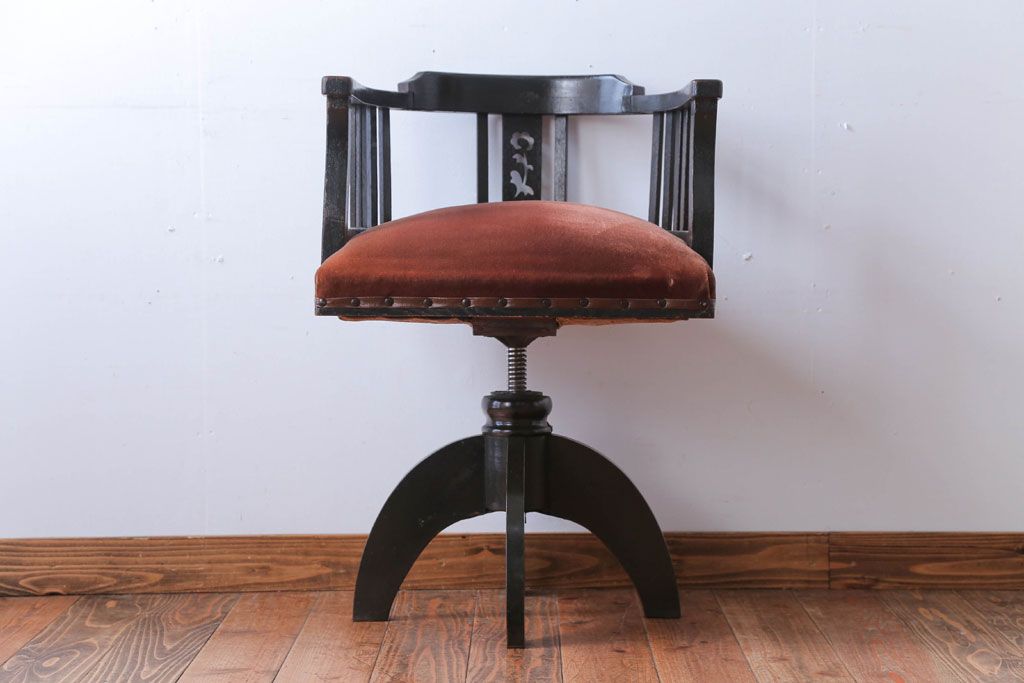 アンティーク家具　和製アンティーク　アーム付きのシックな回転椅子