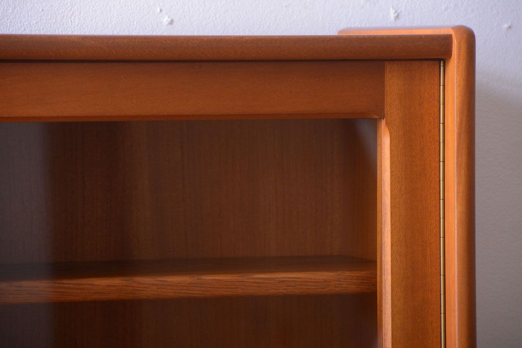 ヴィンテージ家具 北欧ビンテージ おしゃれで大きなカップボード