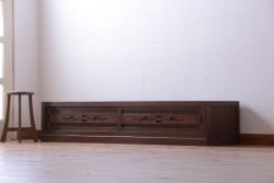 アンティーク家具　古民具・骨董　透かし彫りが上品な水屋箪笥ローボード(リビングボード、テレビボード、テレビ台、キャビネット、収納棚)