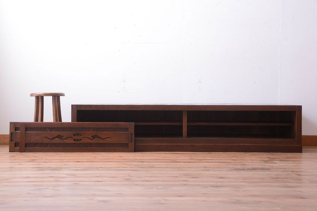 アンティーク家具　古民具・骨董　透かし彫りが上品な水屋箪笥ローボード(リビングボード、テレビボード、テレビ台、キャビネット、収納棚)