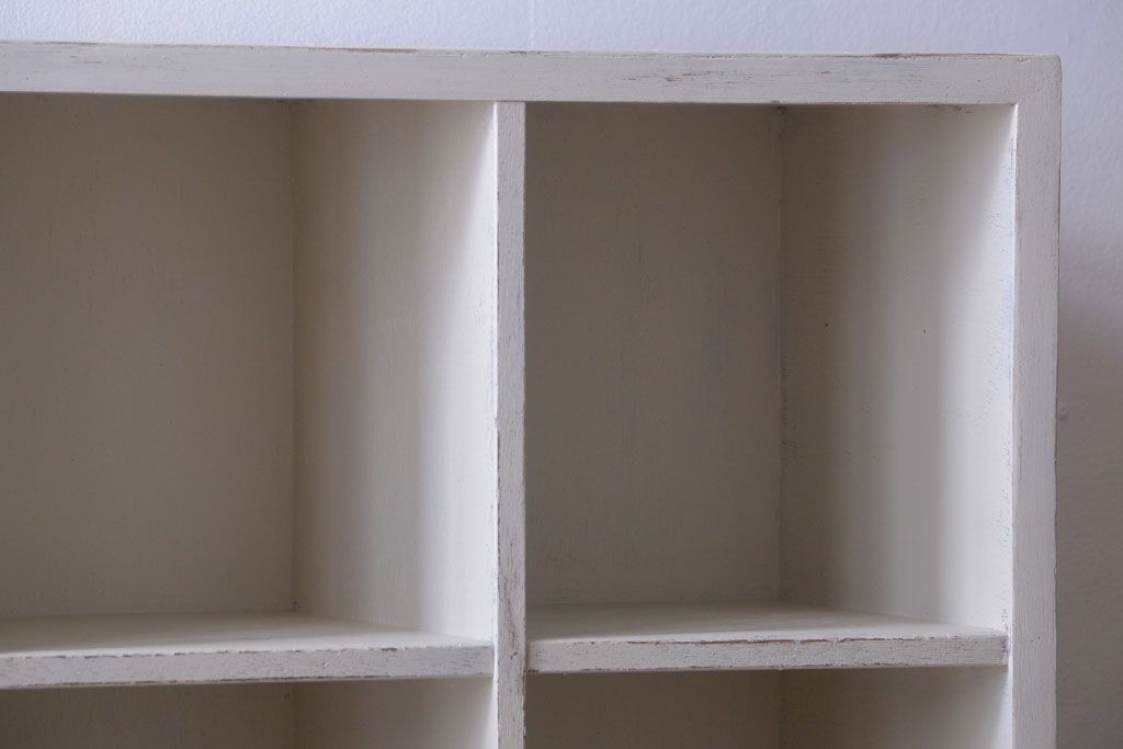 アンティーク家具　アンティークペイント　両面収納が便利な縦型マス目棚(収納棚、戸棚)