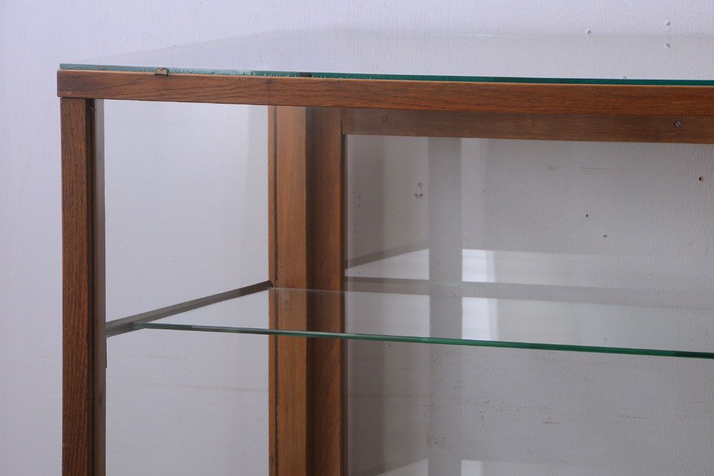 レトロ家具　昭和レトロ　古いナラ材の縦型アンティークガラスケース(2)