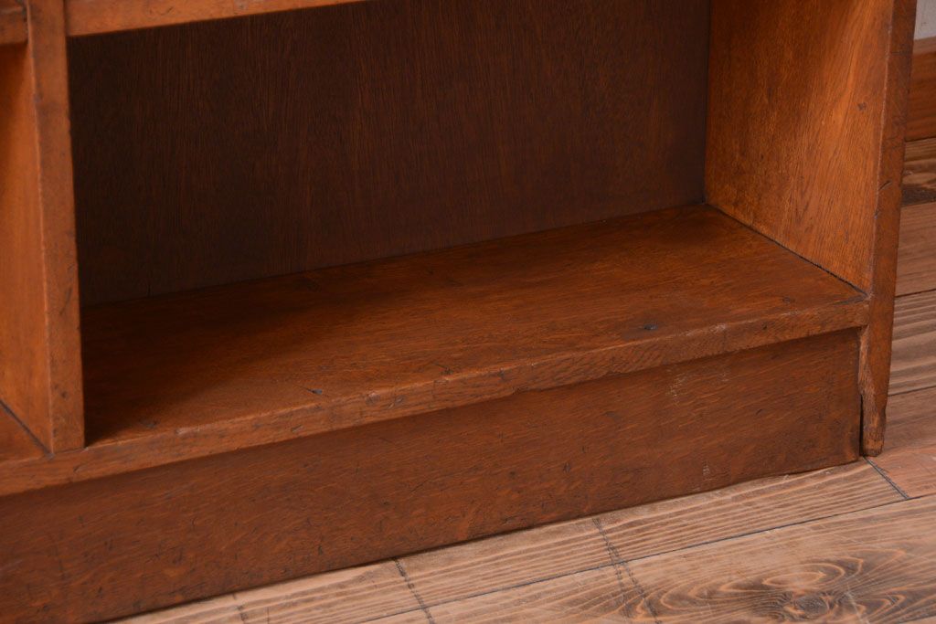 アンティーク家具　和製アンティーク　古いナラ材製の斜め型マス目本棚