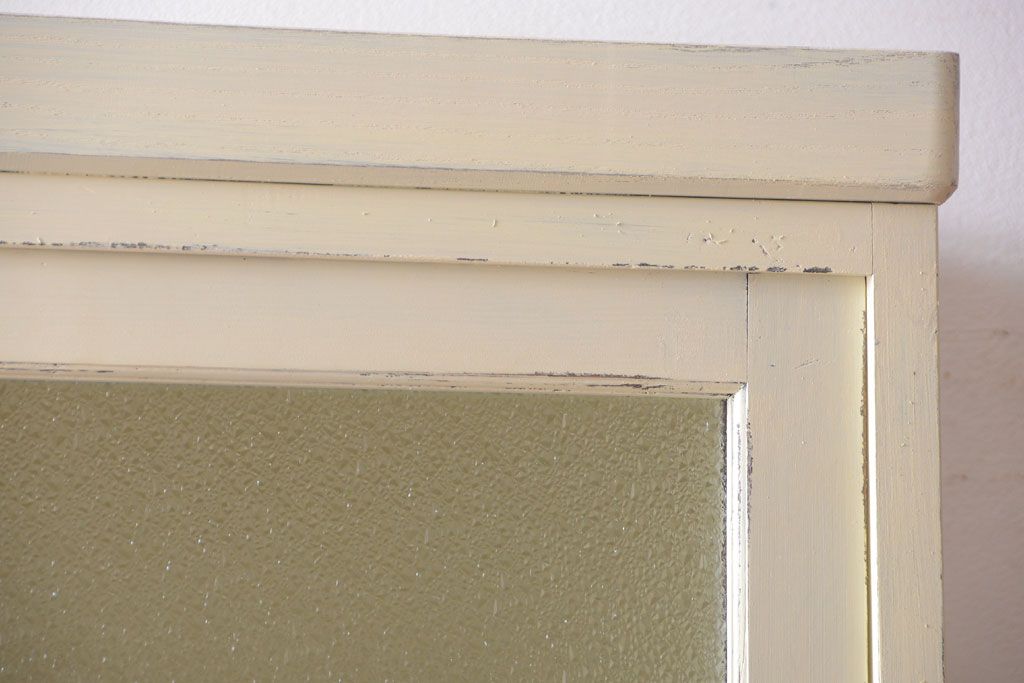 アンティーク家具　アンティークペイント　クリームカラーが上品なダイヤガラス戸棚