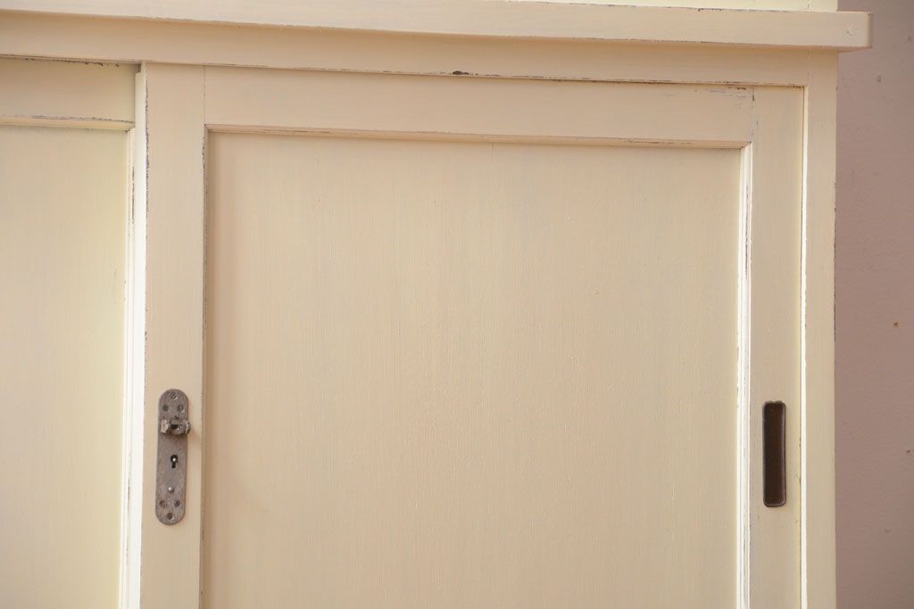 アンティーク家具　アンティークペイント　クリームカラーが上品なダイヤガラス戸棚