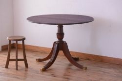アンティーク家具　天板無垢材の上品なラウンドテーブル(カフェテーブル)