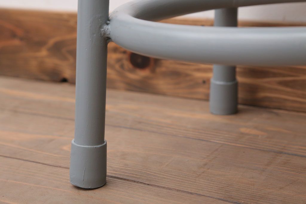 アンティーク雑貨　ビンテージ　ブルーグレーペイント鉄脚のかわいい丸スツール(椅子、チェア)(1)