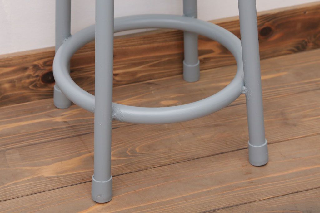 アンティーク雑貨　ビンテージ　ブルーグレーペイント鉄脚のかわいい丸スツール(椅子、チェア)(2)