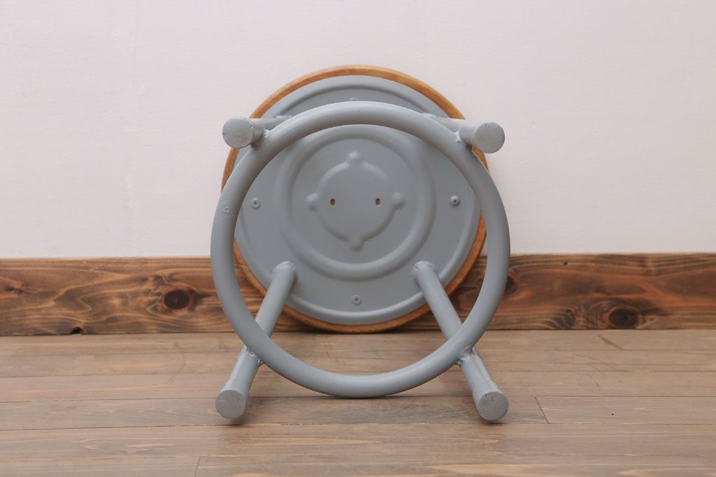 アンティーク雑貨　ビンテージ　ブルーグレーペイント鉄脚のかわいい丸スツール(椅子、チェア)(2)