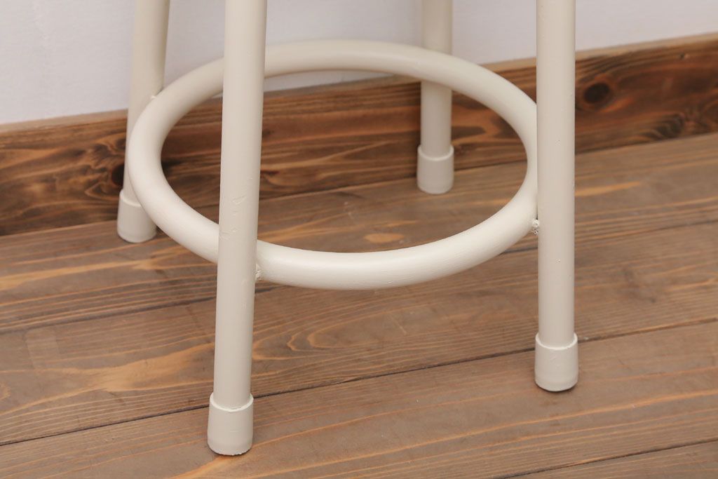 ヴィンテージ家具　ビンテージ　アイボリーペイント鉄脚のかわいい丸スツール(1)