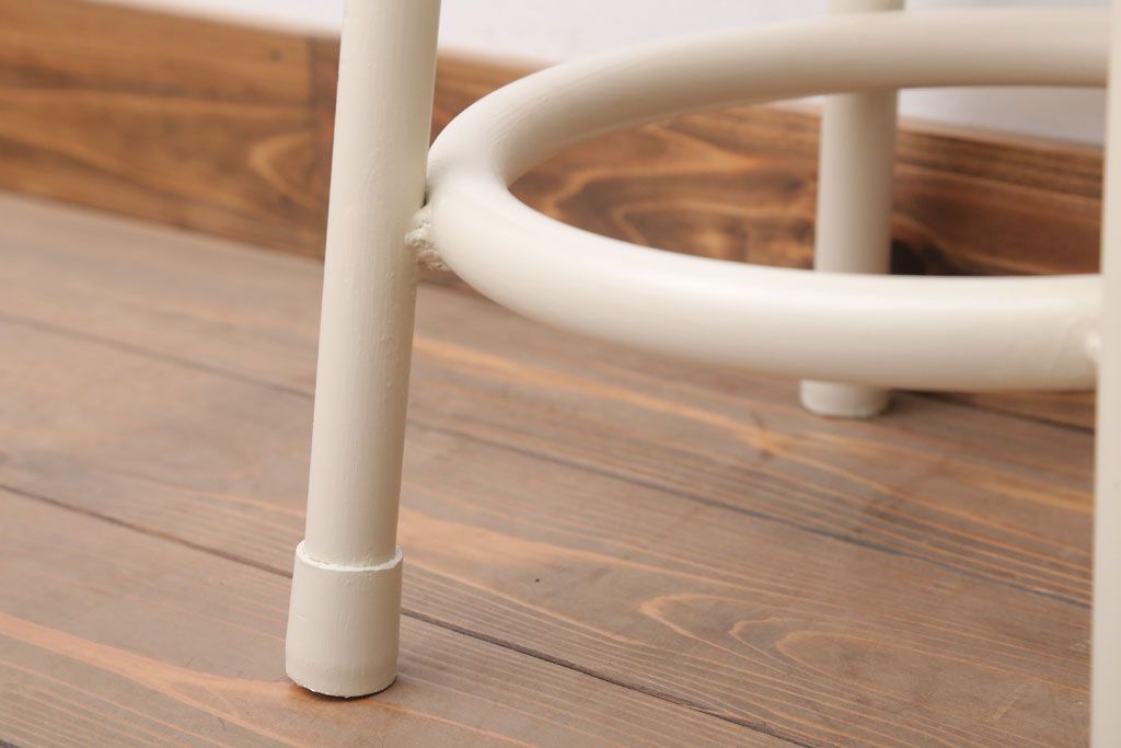 ヴィンテージ家具　ビンテージ　アイボリーペイント鉄脚のかわいい丸スツール(1)