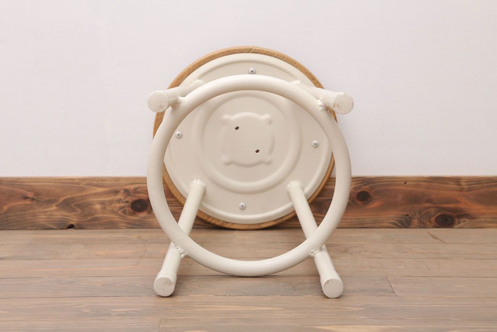 アンティーク雑貨　ビンテージ　アイボリーペイント鉄脚のかわいい丸スツール(椅子、チェア)(2)
