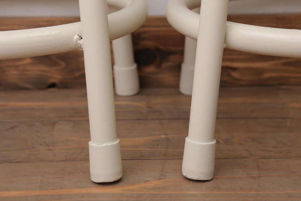 ヴィンテージ家具　ビンテージ　アイボリーペイント鉄脚の丸スツール2脚セット(3)