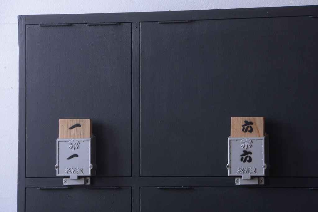 アンティーク家具　アンティーク　シックなブラックペイントの鍵付きロッカー