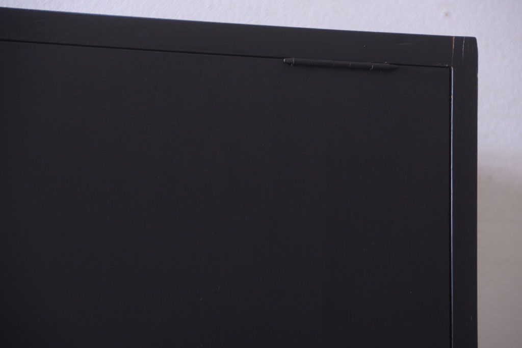 アンティーク家具　アンティーク　シックなブラックペイントの鍵付きロッカー