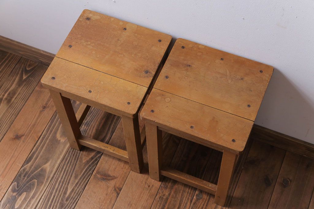 ヴィンテージ家具　ビンテージ　古い木のレトロな角スツール2脚セット(3)