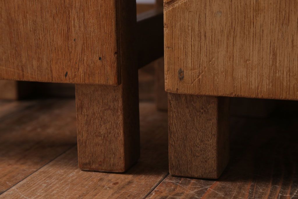 レトロ家具 昭和レトロ 古い学校の木製アンティーク角スツール2脚