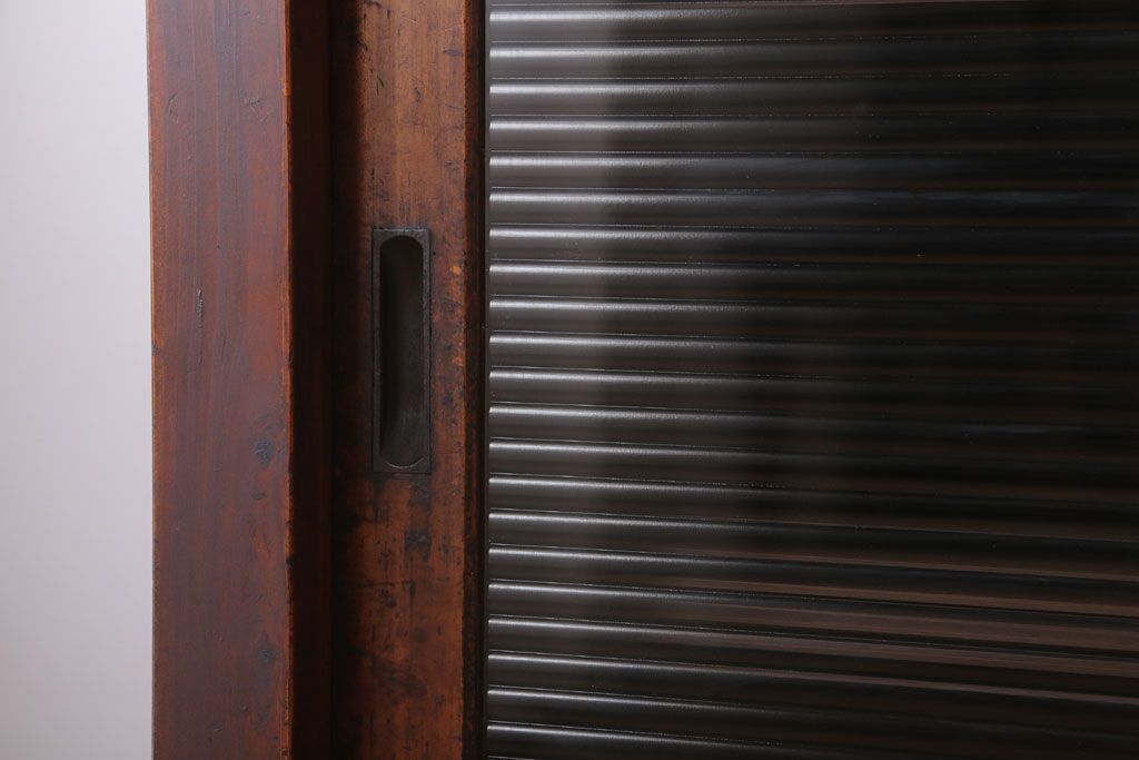 アンティーク家具　和製アンティーク　古い木製のシンプルな脚付き収納棚