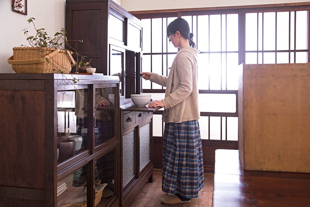 レトロ家具　昭和レトロ　ダイヤガラスがかわいい和製アンティーク食器棚(カップボード)