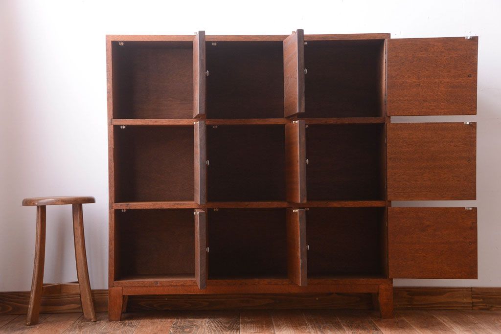 レトロ家具 昭和レトロ ネームプレート付き!古い木の脚付き収納