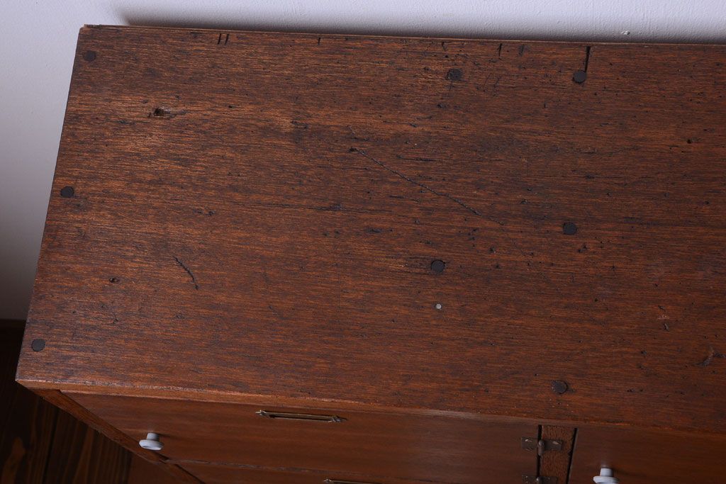 レトロ家具　昭和レトロ　ネームプレート付き!古い木の脚付き収納ロッカー(マス目棚)