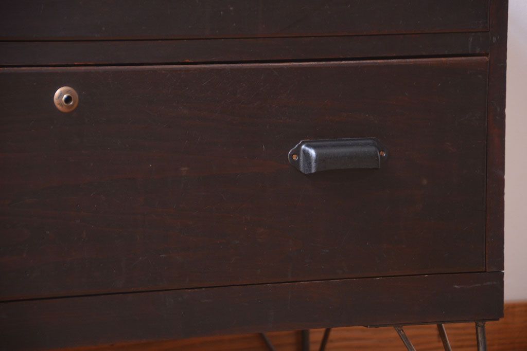 アンティーク家具　和製アンティーク　前面栗材の鉄脚付き時代箪笥ローボード(1)