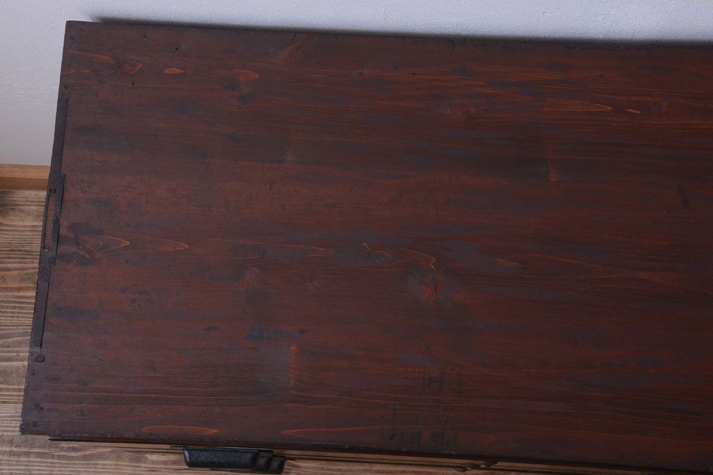 アンティーク家具　和製アンティーク　前面栗材の鉄脚付き時代箪笥ローボード(2)