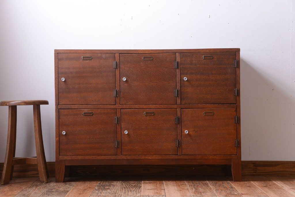 レトロ家具　昭和レトロ　ネームプレート付き!古い木の脚付きロッカー(収納棚・マス目棚)