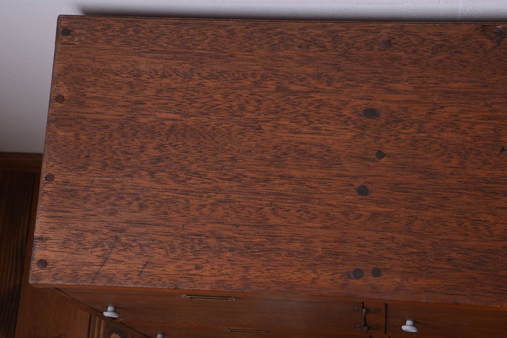レトロ家具　昭和レトロ　ネームプレート付き!古い木の脚付きロッカー(収納棚・マス目棚)