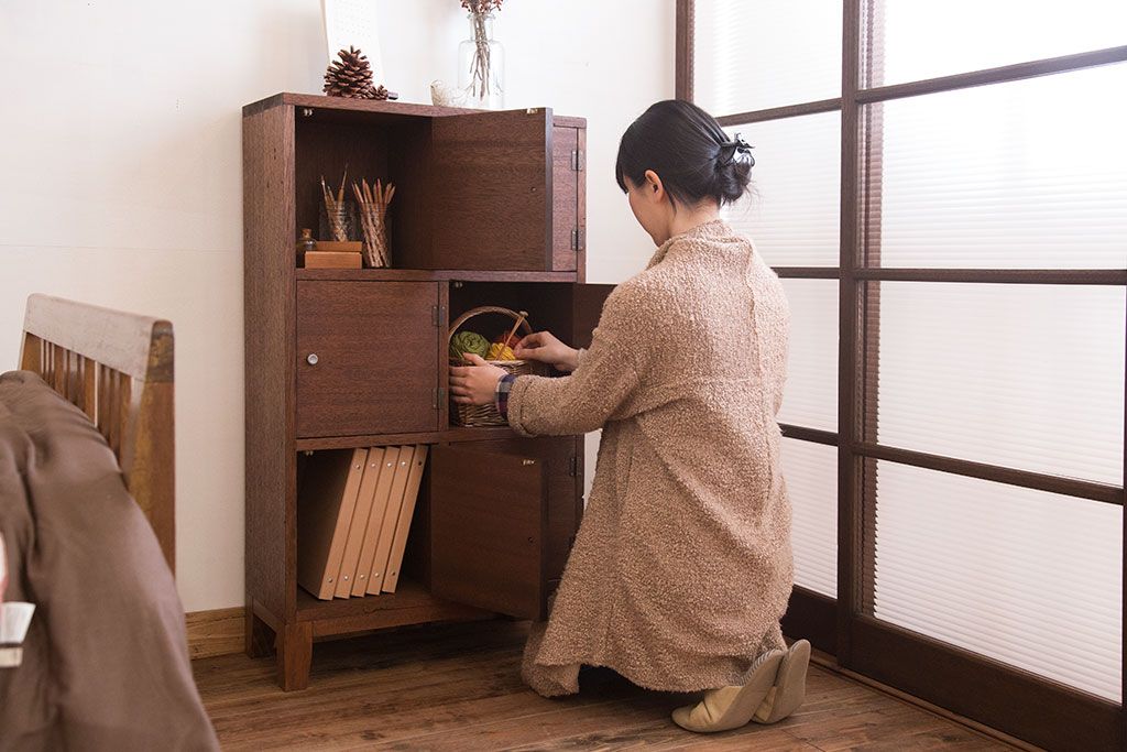 レトロ家具　昭和レトロ　古い木の脚付きロッカー(マス目戸棚)