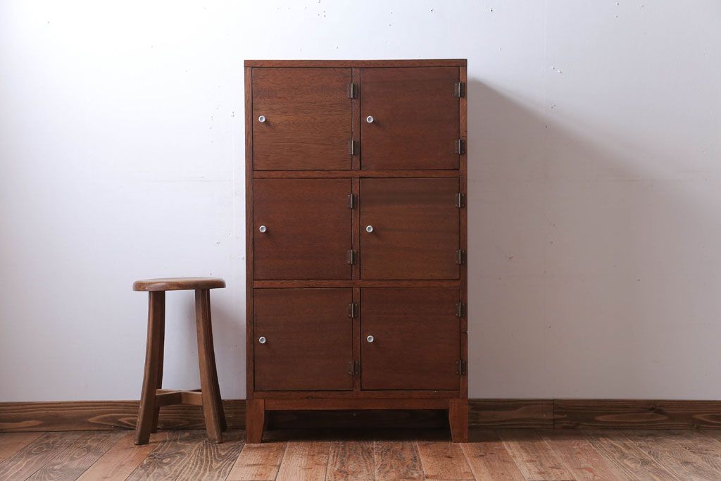 レトロ家具　昭和レトロ　古い木の脚付きロッカー(マス目戸棚)