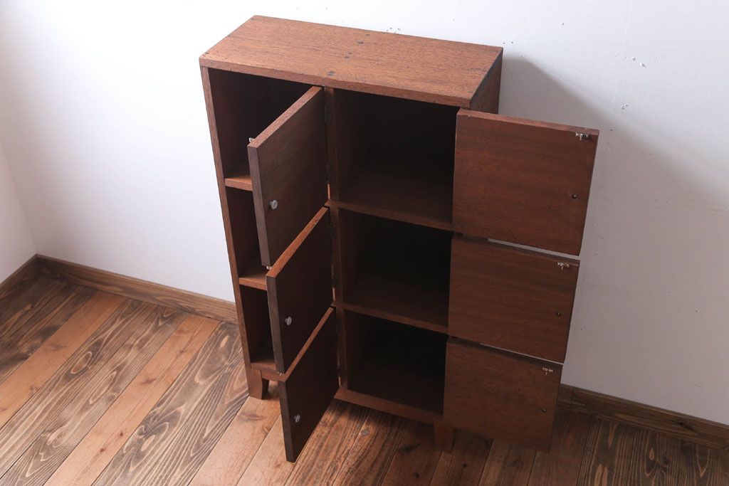 レトロ家具　昭和レトロ　古い木の脚付きロッカー(マス目戸棚)